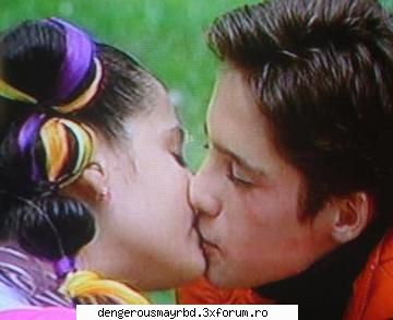 c dlagutz ii sta q parul loz :rotfl:  :rotfl: j in poza d jos e q diego gonzalez allison lozano